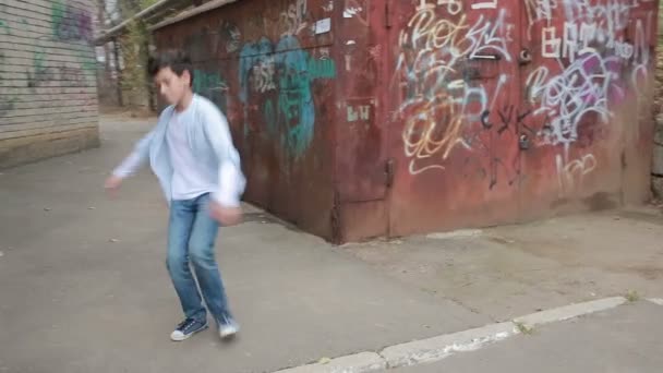 Teen chłopiec, taniec, taniec na tle ściany z cegieł ulicy — Wideo stockowe