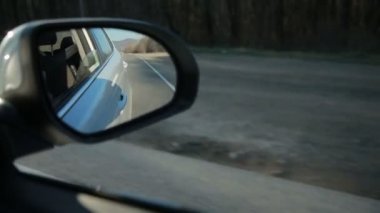 Araba yan ayna dikiz trafiği yansıma arka plan ile için