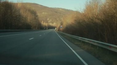 Dağ yolundan yüksekliği hız bağışı