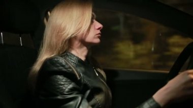 Sarışın genç kadın bir araba