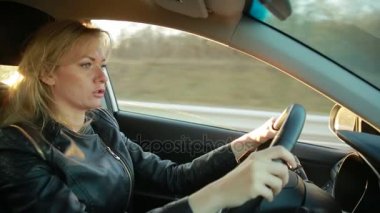 Sarışın genç kadın bir araba