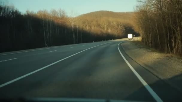 在高转速驱动的山路 — 图库视频影像