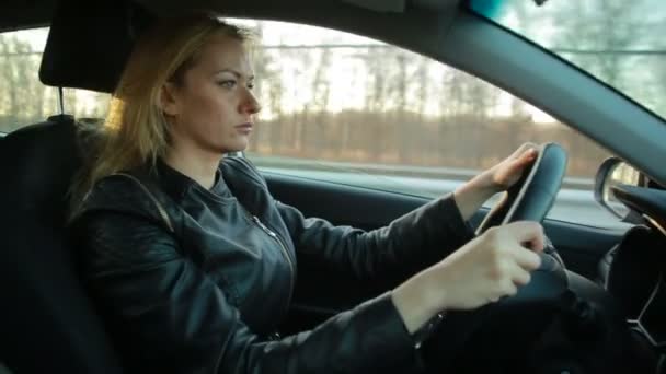 Blondie νεαρή γυναίκα οδήγηση ενός αυτοκινήτου — Αρχείο Βίντεο