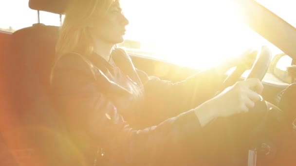 Молодая блондинка за рулем машины — стоковое видео
