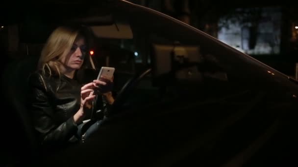 ブロンディ若い女性が車を運転 — ストック動画