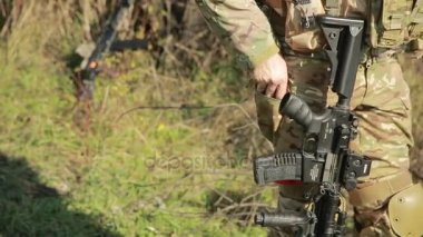 milisler kavga ediyorlar. Silah ve airsoft oyun ile kamuflaj erkeklerde. savaş