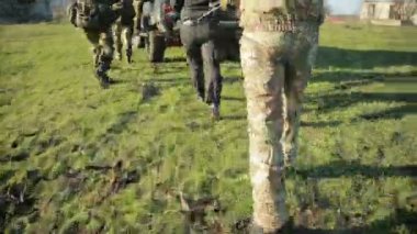 milisler kavga ediyorlar. Silah ve airsoft oyun ile kamuflaj erkeklerde. savaş