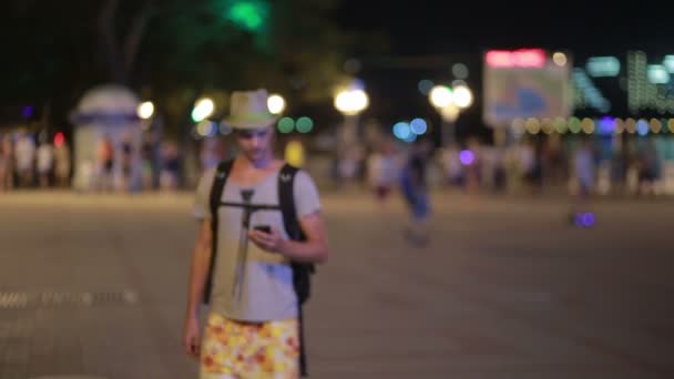 Hombre usando un teléfono móvil en la calle. un hombre guapo en un sombrero con smatrtfonom — Vídeos de Stock