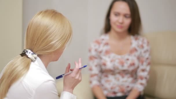 Female psychologist helping worried young couple. family therapy — Stock Video