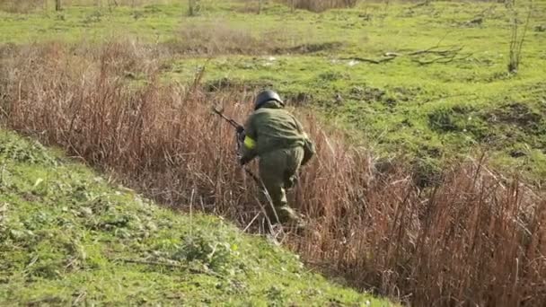 Milisen kämpar. Män i kamouflage med kanoner och spelar airsoft. kriget — Stockvideo