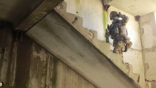 As milícias estão a lutar. Homens em camuflagem com armas e jogando airsoft. guerra — Vídeo de Stock