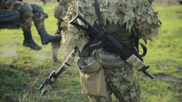 Milisen kämpar. Män i kamouflage med kanoner och spelar airsoft. kriget — Stockvideo