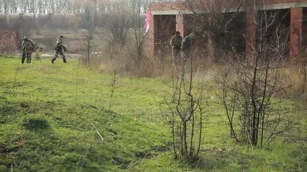 Ополченці воюють. Чоловіки в камуфляжі зі зброєю і грають в ефір. війна — стокове відео