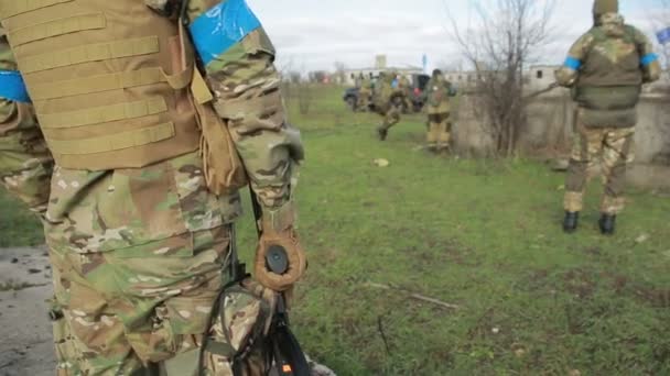 As milícias estão a lutar. Homens em camuflagem com armas e jogando airsoft. guerra — Vídeo de Stock