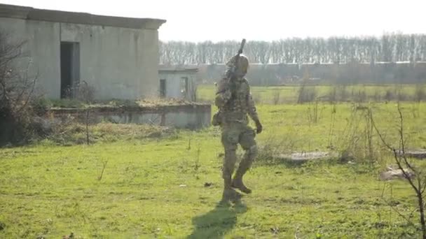 Милиция борется. Мужчины в камуфляже с оружием и играющие в аэрозоль. война — стоковое видео