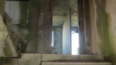 milisler kavga ediyorlar. Silah ve airsoft oyun ile kamuflaj erkeklerde. savaş
