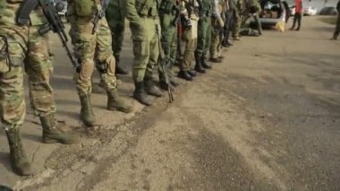milisler kavga ediyorlar. Silah ve airsoft oyun ile kamuflaj erkeklerde. savaş