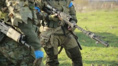 milisler kavga ediyorlar. Silah ve airsoft oyun ile kamuflaj erkeklerde. savaş