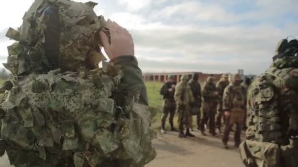 Le milizie stanno combattendo. Uomini in camuffamento con pistole e che giocano a airsoft. guerra — Video Stock