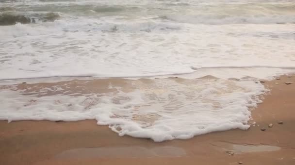 Grote golven tijdens een storm in de kust — Stockvideo