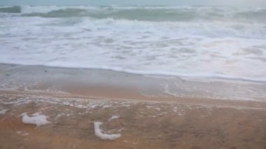 Büyük dalgalarla sahile bir fırtınada sırasında