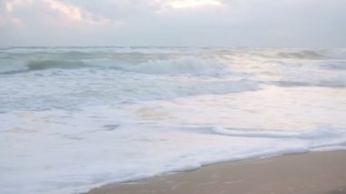 Büyük dalgalarla sahile bir fırtınada sırasında