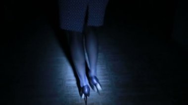 karanlık koridorda topuklu kadın bacaklarım