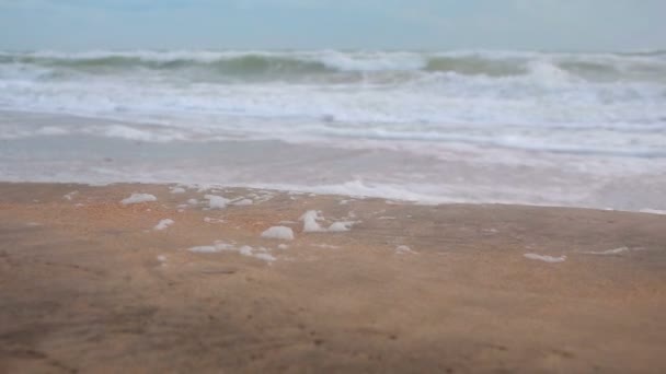 Μεγάλα κύματα κατά τη διάρκεια μιας καταιγίδας στην ακτή — Αρχείο Βίντεο