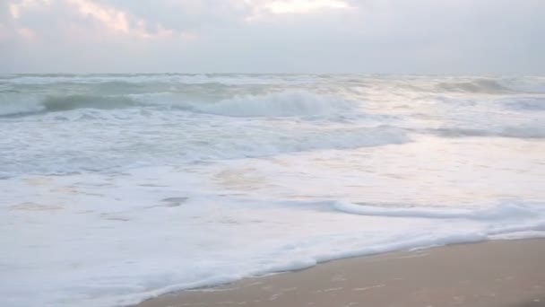 Grandes olas durante una tormenta en la costa — Vídeo de stock