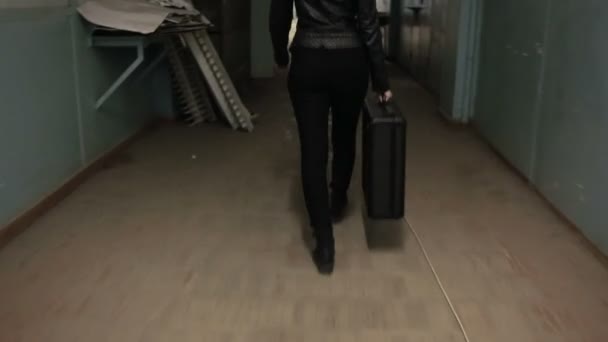 Jeune femme d'affaires s'enfuit avec une valise . — Video