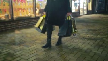 Noel alışveriş. kız ile paketleri dükkandan gider.