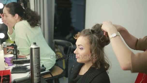 Peluquero hace el corte para mujer — Vídeo de stock