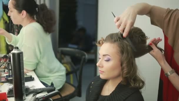 Barber fa il taglio per la donna — Video Stock