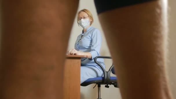 Un uomo viene esaminato da un medico dell'urologo. Dottore donna. ispezioni; — Video Stock