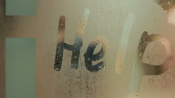 A "Help" felirat az izzadt üveg — Stock videók