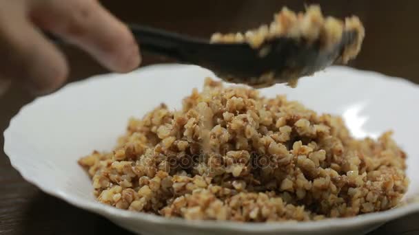 Buğday lapası tereyağı ile — Stok video