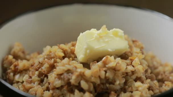 Buckwheat porridge with butter — Stock Video