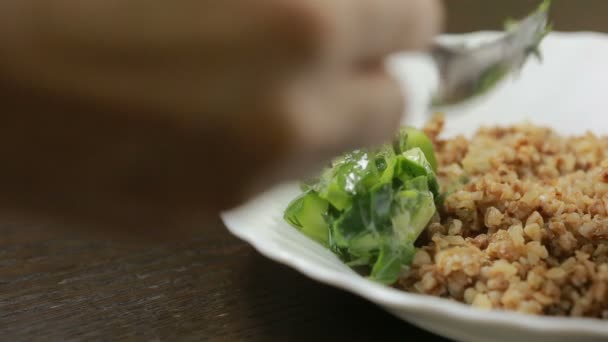 Gachas de trigo sarraceno con verduras — Vídeos de Stock