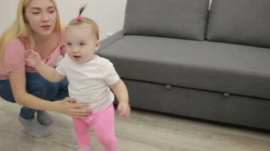 Anne ile bebeği bir kanepe oturma odasında oynamaya