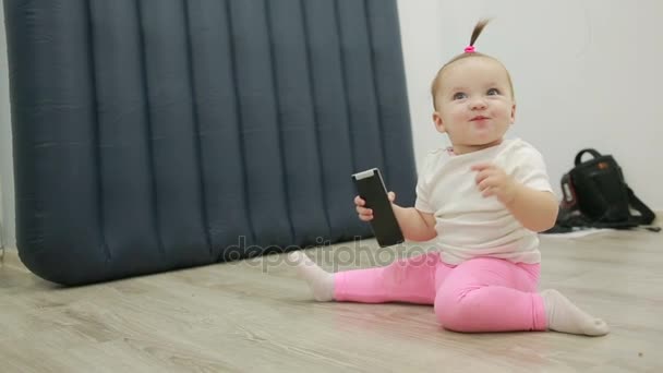 Mãe com seu bebê brincando em um sofá na sala de estar — Vídeo de Stock