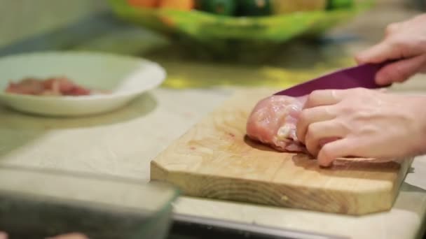 Koken voedsel, snijden van vlees van pluimvee — Stockvideo