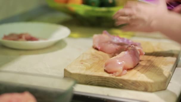 Приготування їжі, різання м'яса птиці — стокове відео