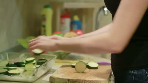 Hand met een mes gesneden groenten om te frituren — Stockvideo