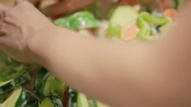 Hand with a knife cut vegetables for frying — Stock Video