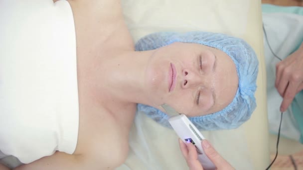 Receiving electric darsonval facial massage procedure. beauty parlor — Stock Video