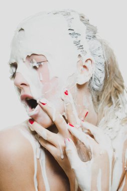kadın portre akan ile beyaz boya ve yüz sanat