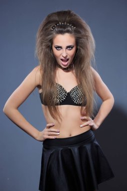 Resimdeki Rockstar kız. sutyen dikenler