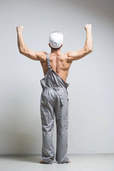 Muskulös byggnadsarbetare i overaller — Stockfoto