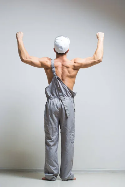 Muskulös byggnadsarbetare i overaller — Stockfoto