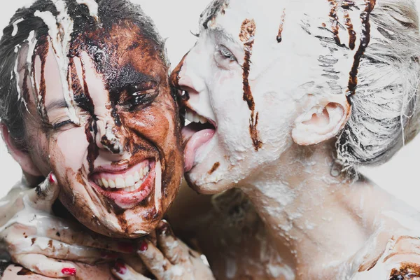 Deux filles arrosées de chocolat blanc et noir. femmes passionnées — Photo